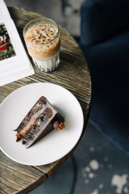 Buzlu kahve ile çikolatalı kek 