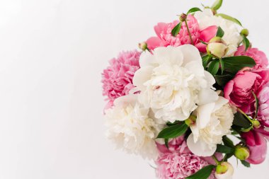 Pembe ve beyaz çiçekli güzel bahar buketi