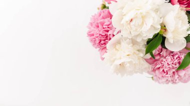 Pembe ve beyaz çiçekli güzel bahar buketi