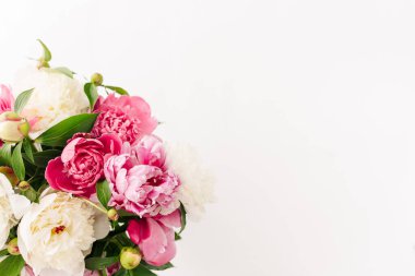 Pembe ve beyaz çiçekli güzel bahar buketi