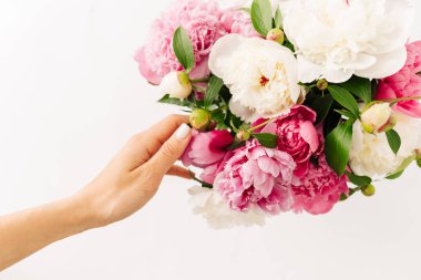 Pembe ve beyaz çiçekli güzel bahar buketi