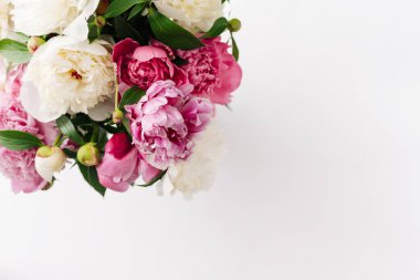 Pembe ve beyaz çiçekli güzel bahar buketi