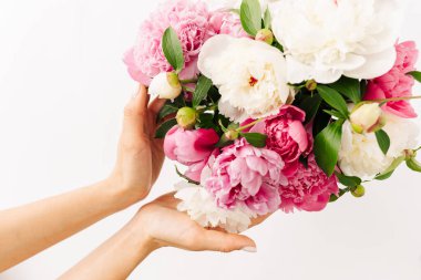 Pembe ve beyaz çiçekli güzel bahar buketi