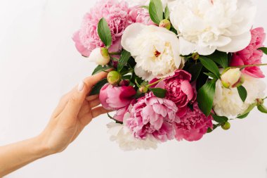 Pembe ve beyaz çiçekli güzel bahar buketi