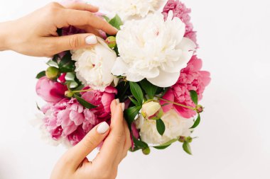 Pembe ve beyaz çiçekli güzel bahar buketi