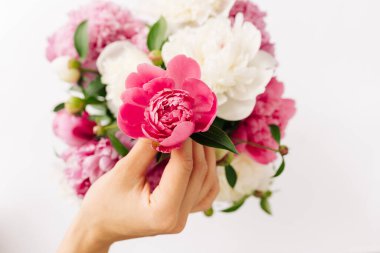 Pembe ve beyaz çiçekli güzel bahar buketi