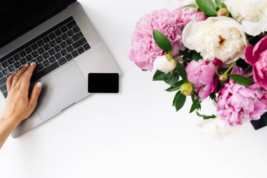 Kredi kartı tutan ve dizüstü bilgisayar kullanan eller. İnternetten alışveriş