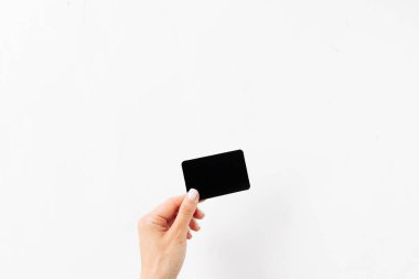 Kredi kartı tutan ve dizüstü bilgisayar kullanan eller. İnternetten alışveriş