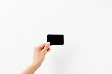 Kredi kartı tutan ve dizüstü bilgisayar kullanan eller. İnternetten alışveriş