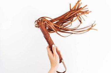 Kırbaç darbesi yakın planda. 