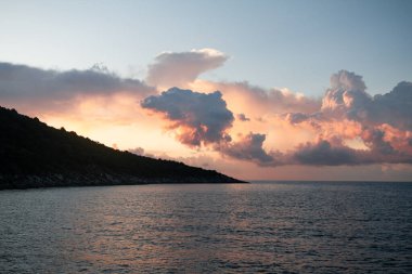 Denizin üzerinde güzel bir gün batımı