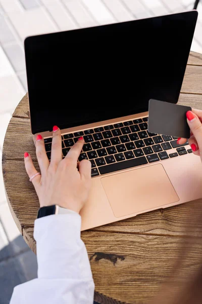 Händerna Håller Kreditkort Och Använder Laptop Onlineshoppning — Stockfoto