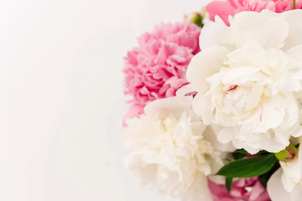 Piękny Wiosenny Bukiet Różowymi Białymi Kwiatami Przetargu — Zdjęcie stockowe