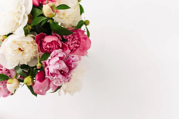 Hermoso Ramo Primavera Con Flores Tiernas Rosas Blancas —  Fotos de Stock