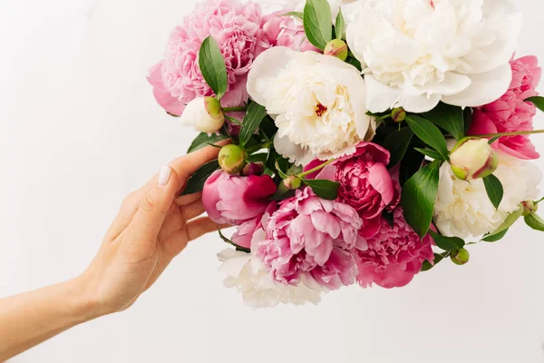 Pembe ve beyaz çiçekli güzel bahar buketi