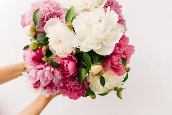 Pembe ve beyaz çiçekli güzel bahar buketi