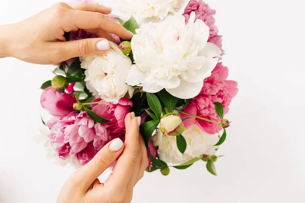 Pembe ve beyaz çiçekli güzel bahar buketi