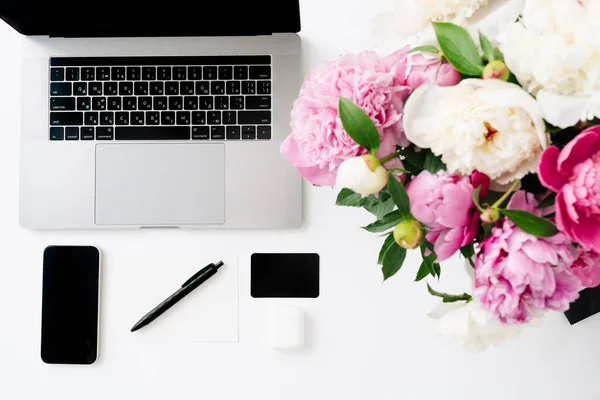 Kredi kartı tutan ve dizüstü bilgisayar kullanan eller. İnternetten alışveriş