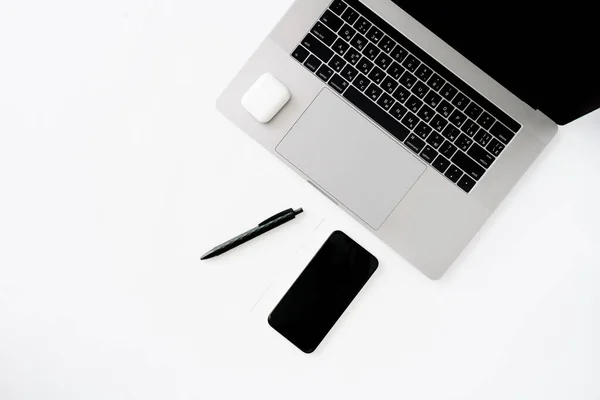 Вид Зверху Ноутбук Смартфон Ручка Білому Тлі — стокове фото