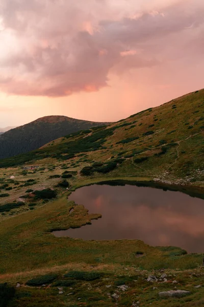 Όμορφο Ηλιοβασίλεμα Πάνω Από Λίμνη Στα Βουνά — Φωτογραφία Αρχείου