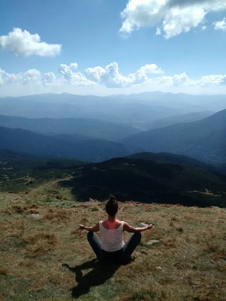 Junge Frau Sitzt Auf Einem Berg Und Meditiert — Stockfoto