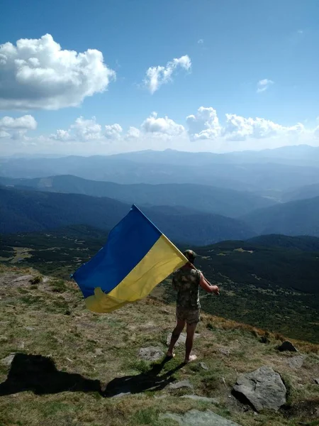 Людина Прапором України Вершині Гори — стокове фото