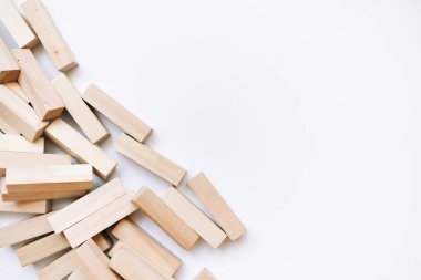 Jenga masa oyunu için küçük ahşap bloklar yığını