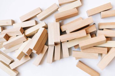 Jenga masa oyunu için küçük ahşap bloklar yığını