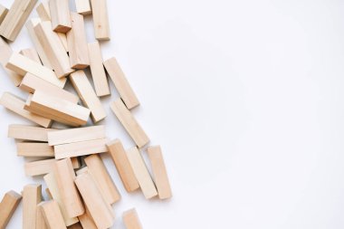 Jenga masa oyunu için küçük ahşap bloklar yığını