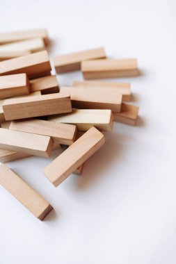 Jenga masa oyunu için küçük ahşap bloklar yığını