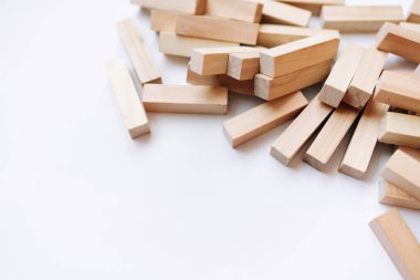 Jenga masa oyunu için küçük ahşap bloklar yığını