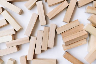 Jenga masa oyunu için küçük ahşap bloklar yığını