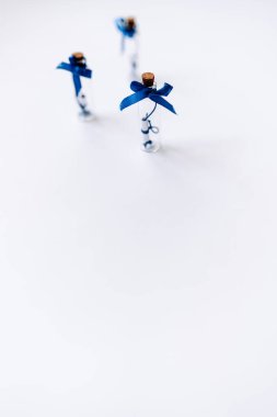 İçinde kağıt olan cam şişe.