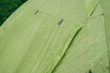 Dağlarda kamp, çadırda dinlenme