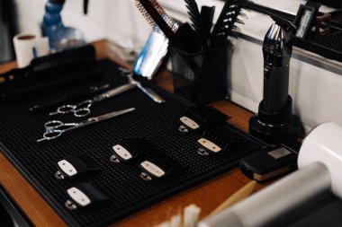 Masada profesyonel berber aletleri var. Sakal ve berber dükkanı için aletler.