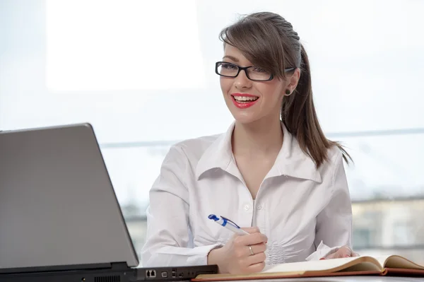 Bussineswoman met laptop — Stockfoto