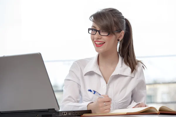 Bussineswoman met laptop — Stockfoto