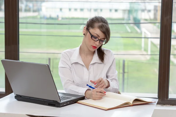 Bussineswoman com laptop — Fotografia de Stock