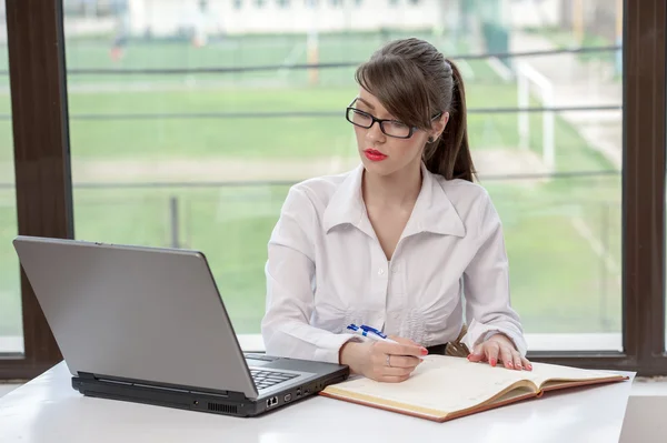 Bussineswoman met laptop — Stockfoto