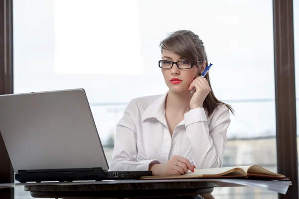 Bussineswoman with laptop — Stock Photo, Image