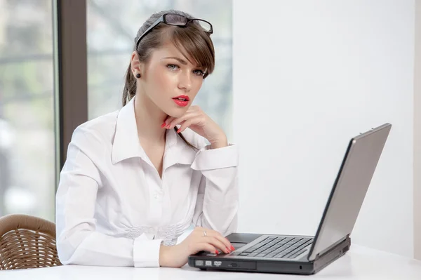 Bussineswoman with laptop — Stock Photo, Image