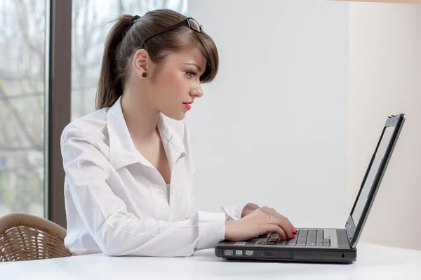 Bussineswoman with laptop — Stock Photo, Image