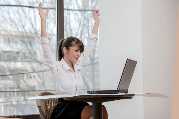 Bussineswoman com laptop — Fotografia de Stock