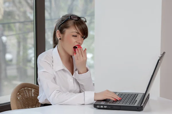 Bussineswoman with laptop — Stock Photo, Image