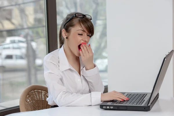 Bussineswoman com laptop — Fotografia de Stock