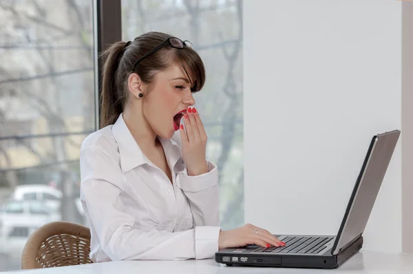 Bussineswoman med laptop — Stockfoto