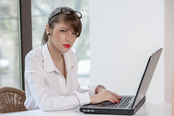 Bussineswoman con computer portatile — Foto Stock