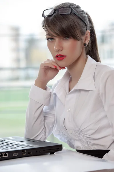 Bussineswoman with laptop — Stock Photo, Image