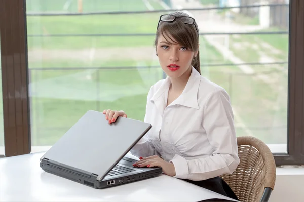 Bussineswoman met laptop — Stockfoto
