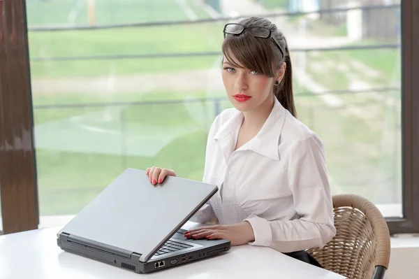 Bussineswoman com laptop — Fotografia de Stock